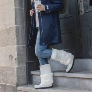 Manitobah Mukluks - "Spirit Mukluk", Rabbit Fur & Leather Winter Boots LIKE NEW!